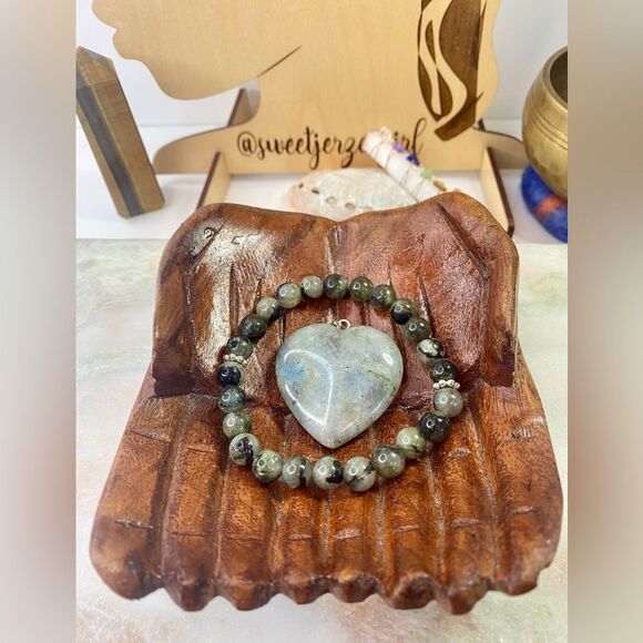 Handmade Gray Labradorite Bracelet & Carved Heart Pendant Bundle - Picture 5 of 7
